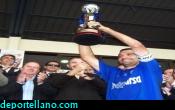 Manolo levanta el trofeo que les acredita como Campeones