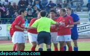 Los jugadores del Lanzarote protestan el penalti se�alado