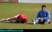 Tariq en el suelo junto al jugador local Pepe